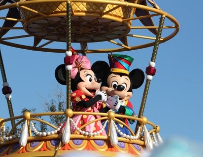 Mickey and Minnie Mouse in hot air balloon