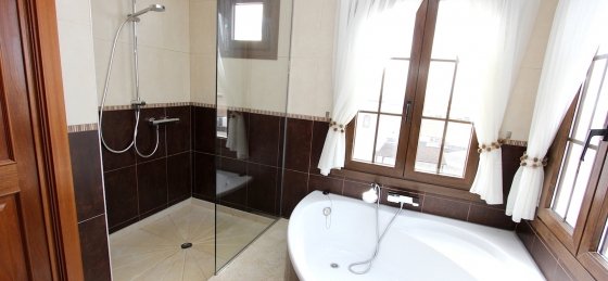 master_first_floor_ensuite.jpg Book a villa in Lanzarote