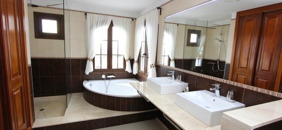 master_first_floor_ensuite_2.jpg Book a villa in Lanzarote