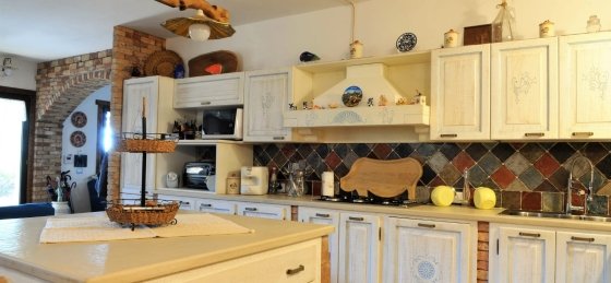 10-cucina_con_penisola.jpg Villa holidays in Italy