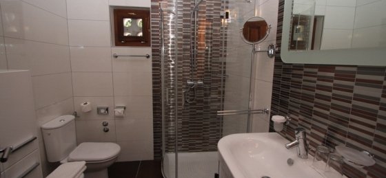 30_-_villa_franica_bathroom_in_master_bedroom_1.jpg Villa holidays in Croatia