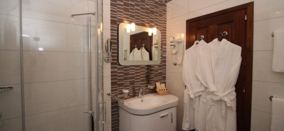 31_-_villa_franica_bathroom_in_master_bedroom_1.jpg Book a villa holiday in Dubrovnik