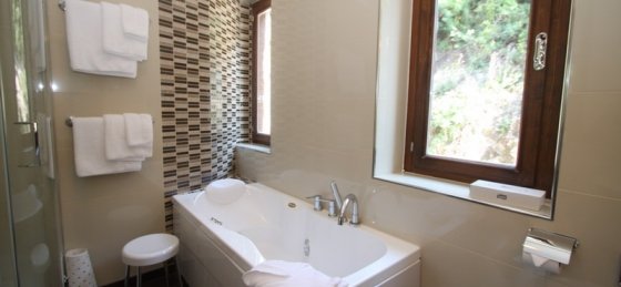 32_-_villa_franica_bathroom_in_master_bedroom_2.jpg Book a villa in Dubrovnik Region