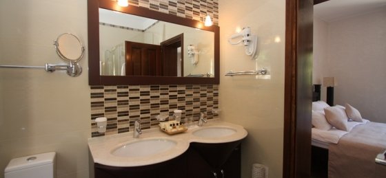 33_-_villa_franica_bathroom_in_master_bedroom_2_.jpg Book a villa holiday in Dubrovnik Region