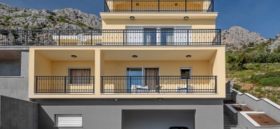 Book a villa in Omis
