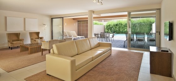 salgados_beach_villas_-_living_room_pool_terrace.jpg Book a villa in Portugal