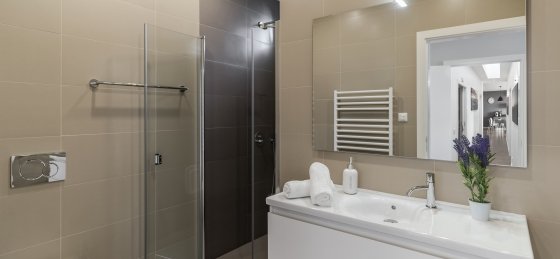 10_-_our_madeira_-_vila_da_portada_-_masterbathroom.jpg Holiday villas in Madeira