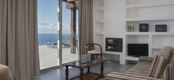 Book a villa in Calheta
