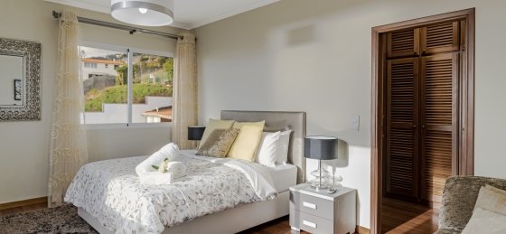 11_-_our_madeira_-_belair_-_masterbedroom_1.jpg Book a villa holiday in Portugal