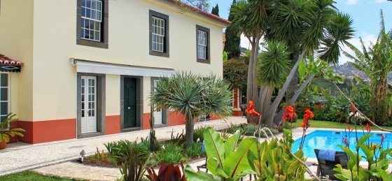 11_mhrd_-_quinta_dalegria_-_exterior_and_pool_2.jpg Villa holidays in Portugal