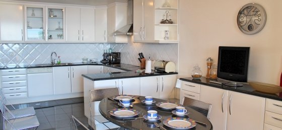 11_our_madeira_-_villa_luz_-_kitchen.jpg Book a villa holiday in Portugal