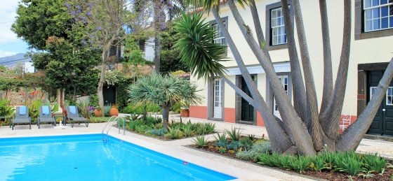 13_-_mhrd_-_quinta_dalegria_-_exterior_and_pool_3.jpg Book a villa holiday in Funchal