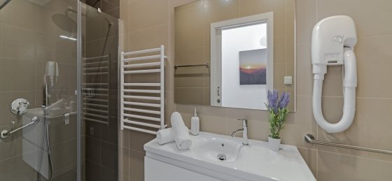 13_-_our_madeira_-_vila_da_portada_-_family_bathroom.jpg Book a villa holiday in Funchal