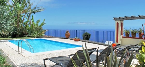 14_-_mhrd_-_quinta_dalegria_-_pool_and_view_2.jpg Book a villa holiday in Funchal