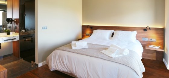 14_-_our_madeira_-_bella_vita_-_double_bedroom.jpg Villas in Portugal