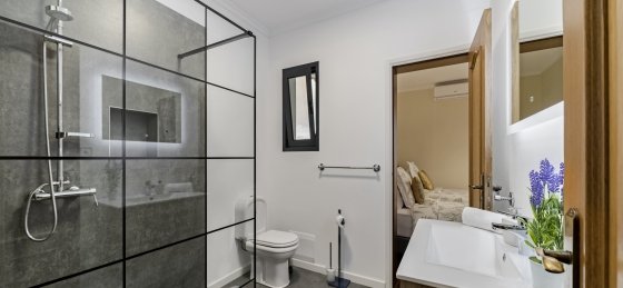 15_-_our_madeira_-_belair_-_shared_bathroom.jpg Villa rentals in Madeira