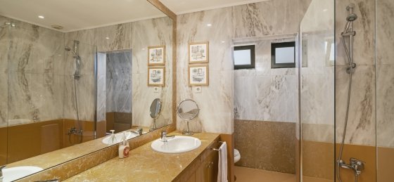 16_-_our_madeira_-_villa_luz_-_master_bathroom.jpg Villa in Funchal to rent