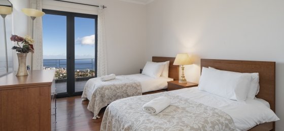 18_-_our_madeira_-_villa_luz_-_twin_bedroom.jpg Book a villa holiday in Funchal
