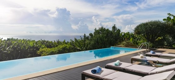 Book a villa in Calheta