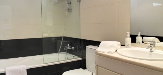20_-_our_madeira_-_villa_luz_-_bathroom_family.jpg Villa rentals in Madeira
