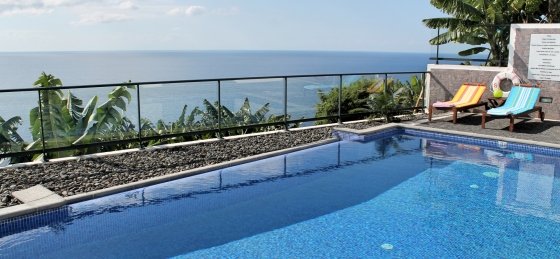 Villa rentals in Calheta