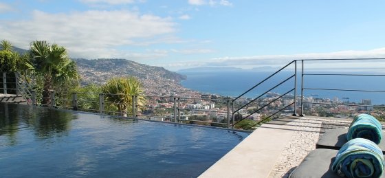 25_our_madeira_-_villa_luz_-_pool_and_view_13_1.jpg Villa holidays in Madeira