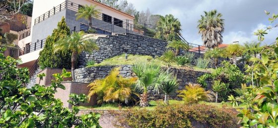 28_our_madeira_-_villa_luz_-_exterior_and_gardens_1.jpg Book a villa in Funchal