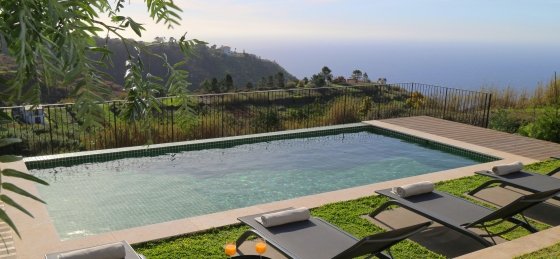 29_-_our_madeira_-_bella_vita_-_swimming_pool_and_view.jpg Book a villa in Prazeres