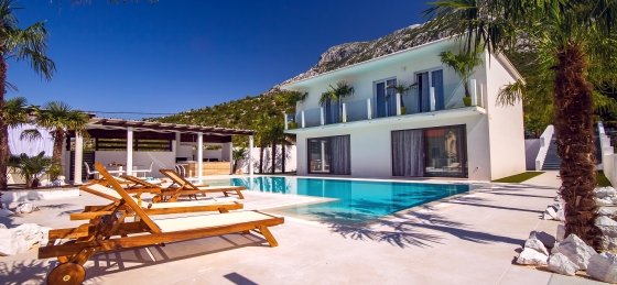 Villa rentals in Omis