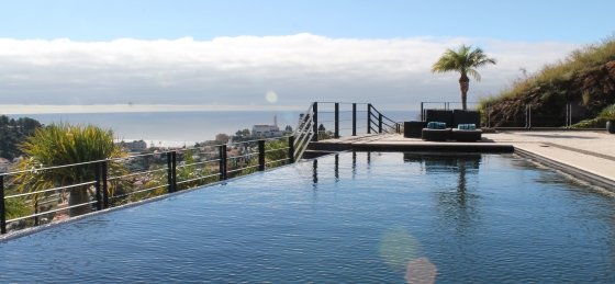 4_our_madeira_-_villa_luz_-_pool_and_view_1.jpg Holiday villas in Portugal