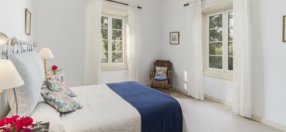 8_-_our_madeira_-_quinta_dalegria_-_master_bedroom.jpg Holiday home in Portugal villa booking