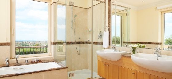 individual_villas_-_master_bathroom_2018.jpg Holiday home in Monte Rei Golf & Country Club villa booking
