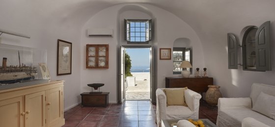 nautilus0043.jpg Book a villa holiday in Santorini