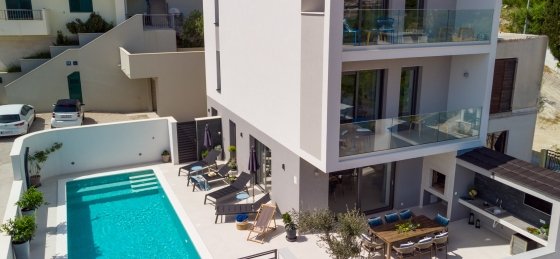 Villa rentals in Omis