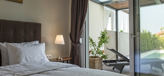 exclusive_no1_4_bedrooms_180sqm_and_exclusive_no2_3_bedrooms_160sqm_ground_level_front_bedroom.jpg Villa rentals in Greece