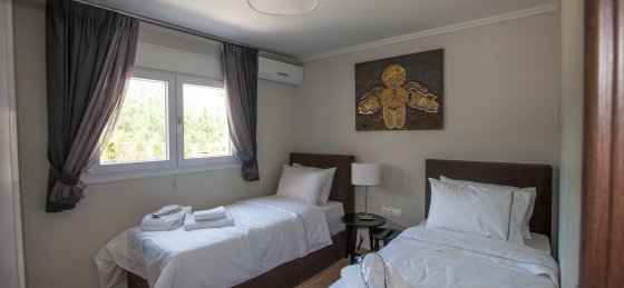 exclusive_no1_4_bedrooms_180sqm_exclusive_family_down_back_bedroom.jpg Villa holidays in Greece