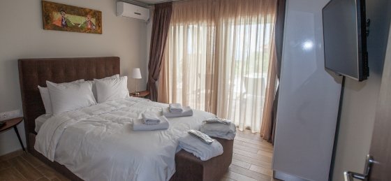 exclusive_no1_4_bedrooms_180sqm_exclusive_family_down_front_bedroom.jpg Book a villa holiday in Greece