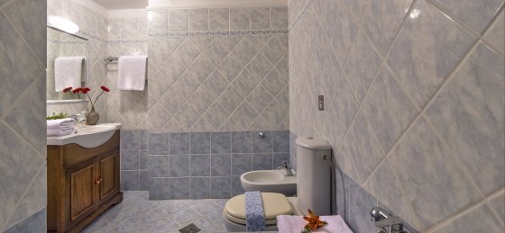 1_bathroom.jpg Book a villa in Crete