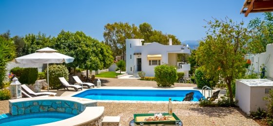 bruncing_by_the_pools.jpg Holiday villas in Greece