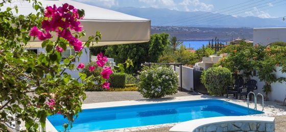 the_pools_the_sea_and_the_white_mountains_of_crete.jpg Villa in Crete to rent