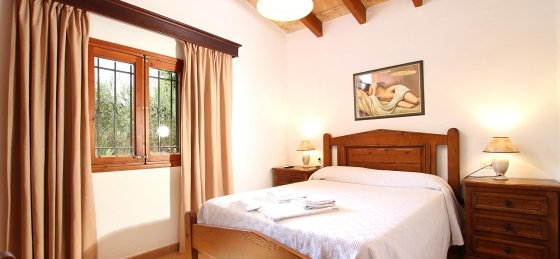 bosque_-_bedroom_1-1_2400x1600.jpg Villa holidays in Pollensa