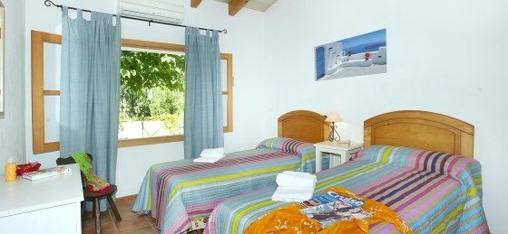 burgues_-_bedroom_3-1_2400x1600.jpg Book a villa holiday in Spain