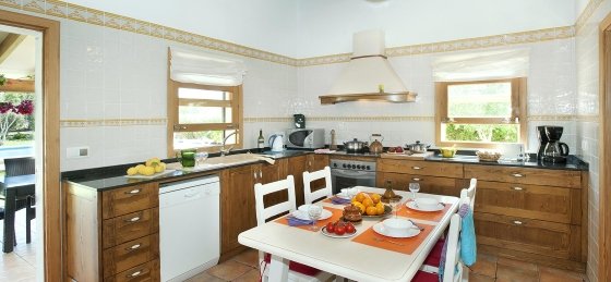 burgues_-_kitchen_1_2400x1600.jpg Book a villa in Alcudia
