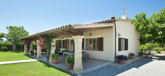 burgues_-_xterior_z_01_2400x1600.jpg Book a villa holiday in Balearic Islands