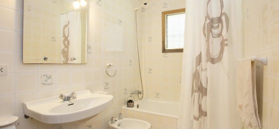 creus_-_bathroom_1-1_2400x1600.jpg Book a villa in Spain