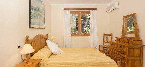 creus_-_bedroom_1-1_2400x1600.jpg Villa in Mallorca to rent