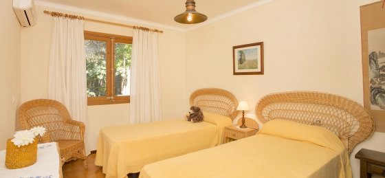 creus_-_bedroom_2-1_2400x1600.jpg Villa holidays in Mallorca