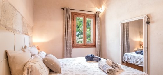 gardo_-_bedroom_1-2_sf.jpg Book a villa in Mallorca