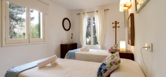 gvc_-_bedroom_5-1_2400x1600ns.jpg Villa holidays in Cala San Vicente