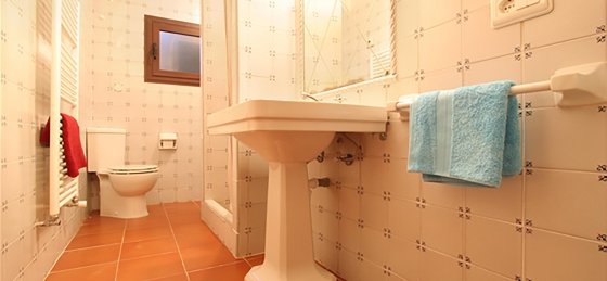 hort_3_cames_-_bathroom_1-1_2400x1600.jpg Book a villa in Balearic Islands